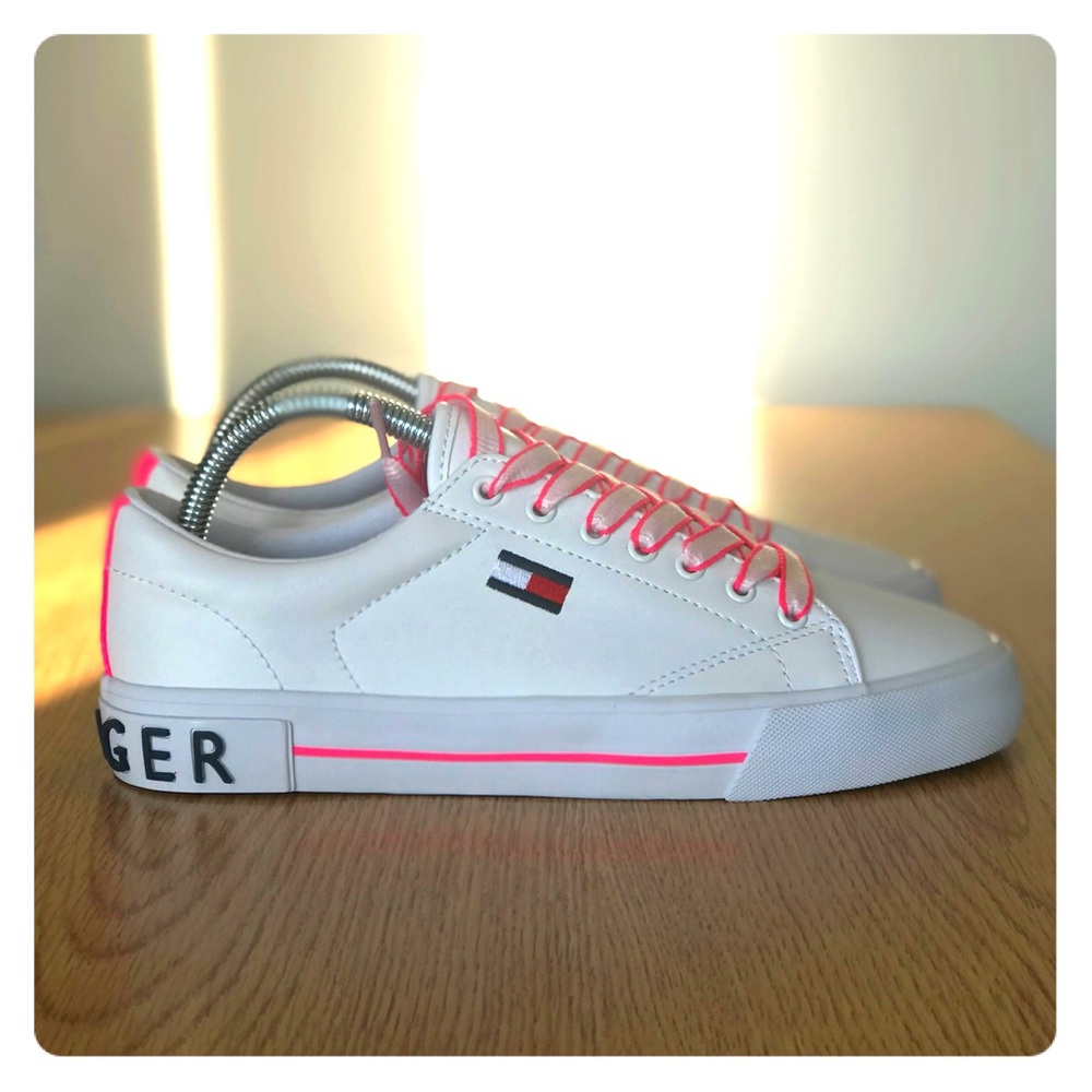 Tommy Hilfigure low top women’s sneaker new